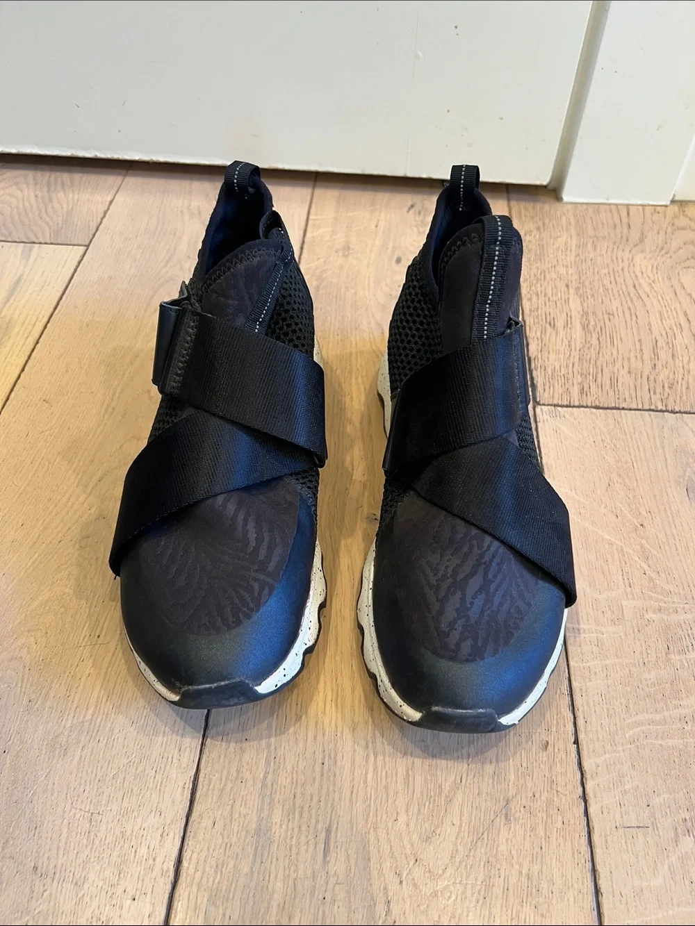 Sorel Women’s Black Slip-On Athletic Sneakers 6.5